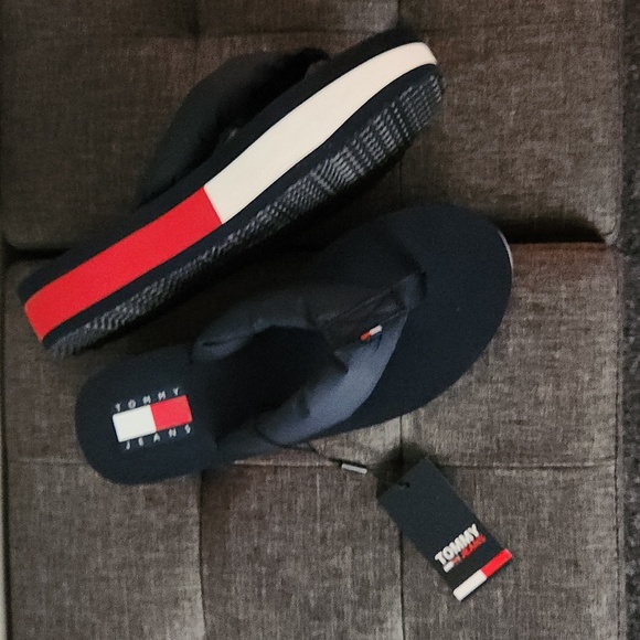 Tommy Hilfiger size 9 & 10 Blue thong sandals. - Picture 1 of 5